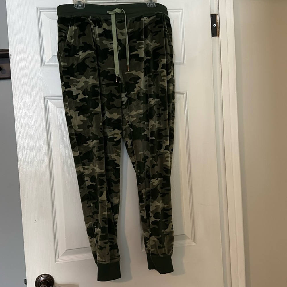 🔥 LULAROE | Jax joggers camo velour size XL